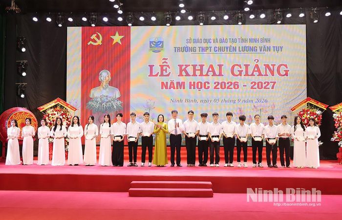 Đồng chí Nguyễn Thị Thanh, Ủy viên Trung ương Đảng, Phó Chủ tịch Quốc hội và đồng chí Trần Huy Tuấn, Ủy viên Trung ương Đảng, Bí thư Tỉnh ủy tặng học bổng cho các em học sinh Trường THPT chuyên Lương Văn Tuỵ có hoàn cảnh khó khăn nhưng luôn nỗ lực vượt lên và đạt thành tích cao trong học tập.
