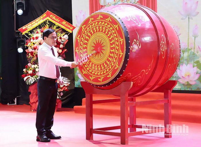 Thầy giáo Hoàng Hải Nam, Bí thư Đảng ủy, Hiệu trưởng nhà trường thực hiện nghi thức đánh trống khai giảng năm học 2026-2027.