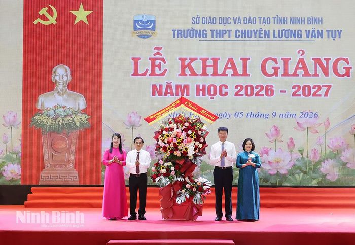 Đồng chí Trần Huy Tuấn, Ủy viên Trung ương Đảng, Bí thư Tỉnh ủy tặng thầy và trò nhà trường lẵng hoa tươi thắm.