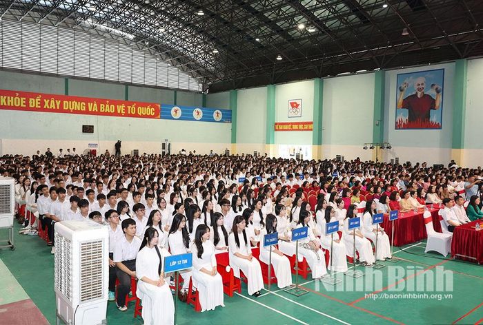 Thầy, trò nhà trường và các đại biểu dự Lễ khai giảng.