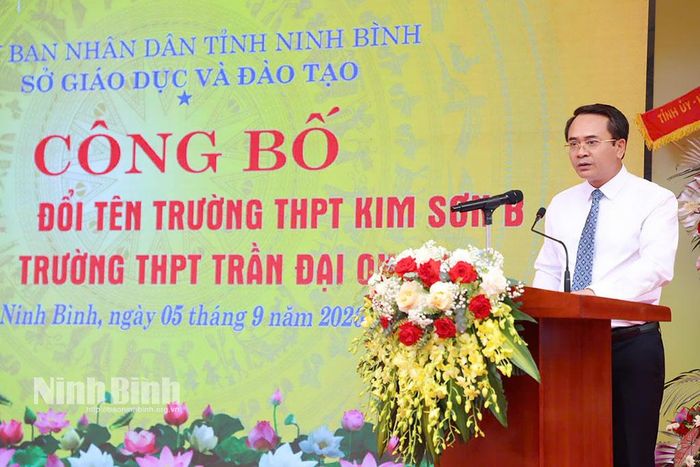 Đồng chí Đặng Xuân Nguyên, Tỉnh ủy viên, Chánh Văn phòng UBND tỉnh công bố Quyết định của UBND tỉnh về việc đổi tên Trường THPT Kim Sơn B thành Trường THPT Trần Đại Quang.