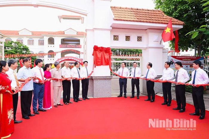 Đồng chí Trần Đăng Quỳnh, Ủy viên dự khuyết Trung ương Đảng, Phó Bí thư Thường trực Tỉnh ủy và đồng chí Trần Quân, Ủy viên dự khuyết Trung ương Đảng, Giám đốc Kho bạc Nhà nước cùng các đại biểu thực hiện nghi thức gắn biển tên Trường THPT Trần Đại Quang.