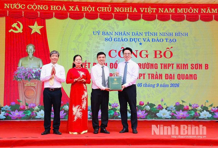 Đồng chí Trần Quân, Ủy viên dự khuyết Trung ương Đảng, Giám đốc Kho bạc Nhà nước (Bộ Tài chính), đại diện gia đình cố Chủ tịch nước Trần Đại Quang tặng hoa, quà chúc mừng nhà trường.