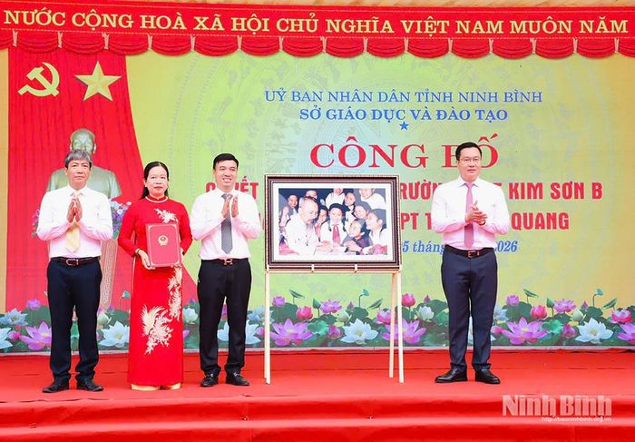Đồng chí Trần Đăng Quỳnh, Ủy viên dự khuyết Trung ương Đảng, Phó Bí thư Thường trực Tỉnh ủy trao Quyết định và tặng Nhà trường bức tranh “Học sinh trường Trung học Trưng Vương (Hà Nội) đến chúc mừng sinh nhật Chủ tịch Hồ Chí Minh (19-5-1956)”.