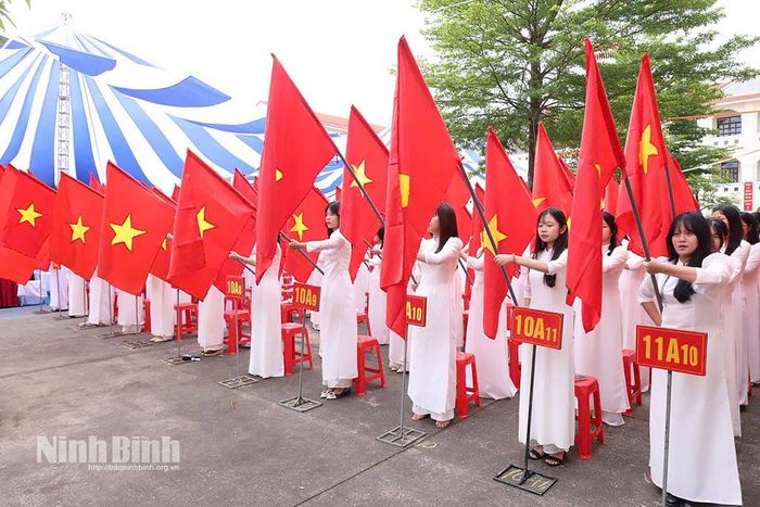 Học sinh nhà trường thực hiện nghi lễ chào cờ.
