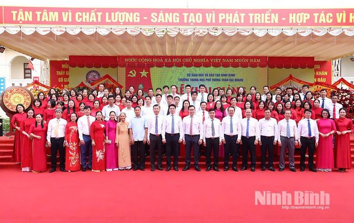 Các đại biểu chụp ảnh lưu niệm với nhà trường.