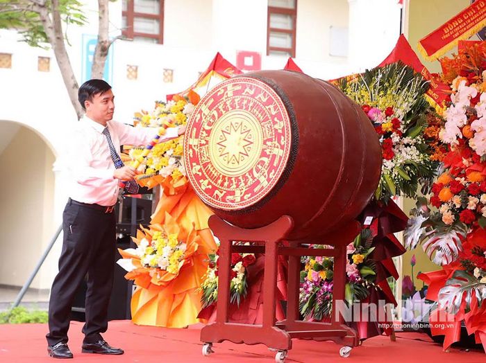 Đồng chí Hiệu trưởng Trường THPT Trần Đại Quang gióng trống khai trường.