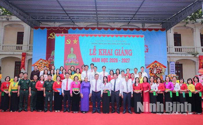 Đồng chí Lê Quốc Chỉnh, Phó Bí thư Tỉnh ủy, Chủ tịch HĐND tỉnh và các đại biểu chụp ảnh lưu niệm cùng nhà trường.