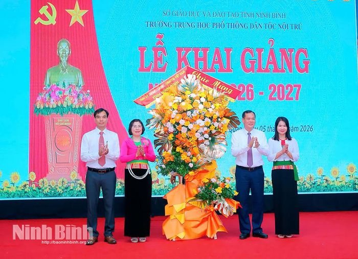 Đồng chí Lê Quốc Chỉnh, Phó Bí thư Tỉnh ủy, Chủ tịch HĐND tỉnh tặng thầy và trò nhà trường lẵng hoa tươi thắm.