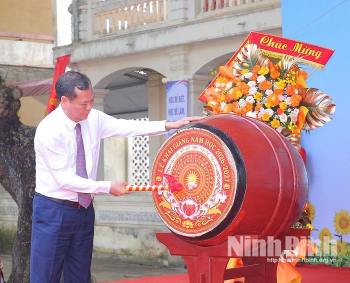 Đồng chí Lê Quốc Chỉnh, Phó Bí thư Tỉnh ủy, Chủ tịch HĐND tỉnh thực hiện Nghi thức đánh trống khai giảng năm học 2026-2027 .