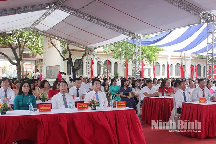Đồng chí Chủ tịch UBND tỉnh Nguyễn Thanh Bình và các đại biểu dự Lễ khai giảng.