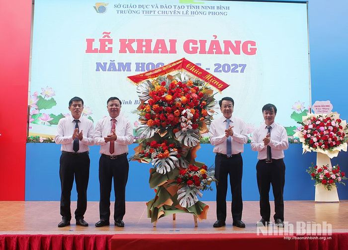 Đồng chí Chủ tịch UBND tỉnh Nguyễn Thanh Bình tặng lẵng hoa tươi thắm chúc mừng thầy và trò Trường THPT chuyên Lê Hồng Phong.