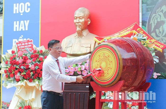 Đồng chí Phạm Thanh Ngọc, Hiệu trưởng Trường THPT chuyên Lê Hồng Phong thực hiện nghi thức đánh trống khai giảng năm học mới 2026-2027.
