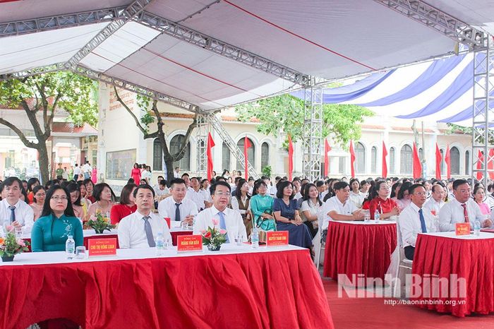 Đồng chí Chủ tịch UBND tỉnh Nguyễn Thanh Bình và các đại biểu dự Lễ khai giảng.