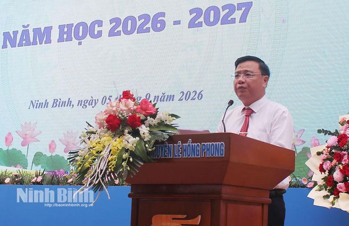 Đồng chí Phạm Thanh Ngọc, Hiệu trưởng Trường THPT chuyên Lê Hồng Phong phát biểu tại Lễ khai giảng.