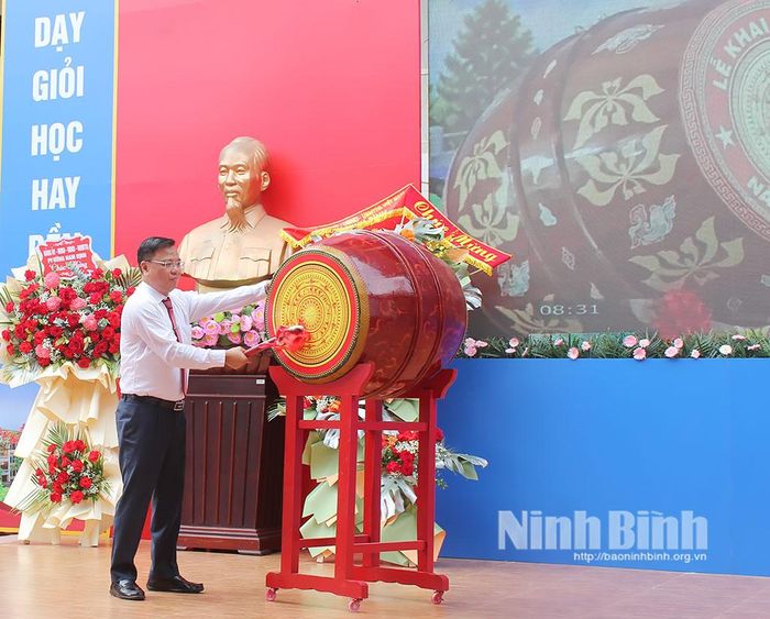 Đồng chí Phạm Thanh Ngọc, Hiệu trưởng Trường THPT chuyên Lê Hồng Phong thực hiện nghi thức đánh trống khai giảng năm học mới 2026-2027.