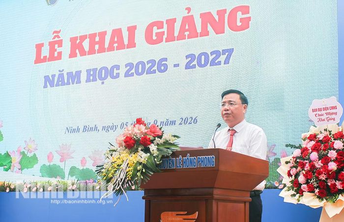 Đồng chí Phạm Thanh Ngọc, Hiệu trưởng Trường THPT chuyên Lê Hồng Phong phát biểu tại Lễ khai giảng.