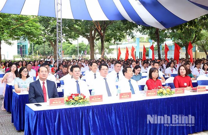 Các đại biểu dự Lễ khai giảng năm học mới tại Trường THPT chuyên Biên Hòa.