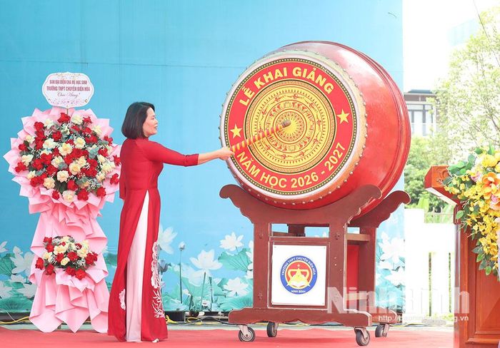 Cô giáo Nguyễn Thị Bích Hằng, Hiệu trưởng Trường THPT chuyên Biên Hòa thực hiện nghi thức đánh trống khai giảng năm học mới.