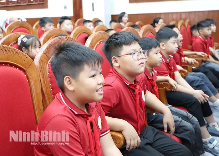 Học sinh Trường Tiểu học Tam Chúc theo dõi lễ khai giảng trực tuyến.