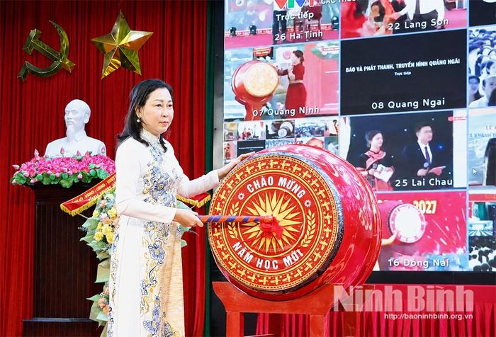 Đồng chí Đinh Thị Lụa, Phó Bí thư Tỉnh ủy, Chủ tịch Ủy ban MTTQ Việt Nam tỉnh thực hiện nghi thức đánh trống khai giảng năm học mới.