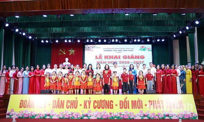 Đồng chí Đinh Thị Lụa, Phó Bí thư Tỉnh ủy, Chủ tịch Ủy ban MTTQ Việt Nam tỉnh và các đại biểu chụp ảnh lưu niệm cùng thầy, trò Trường Tiểu học Tam Chúc