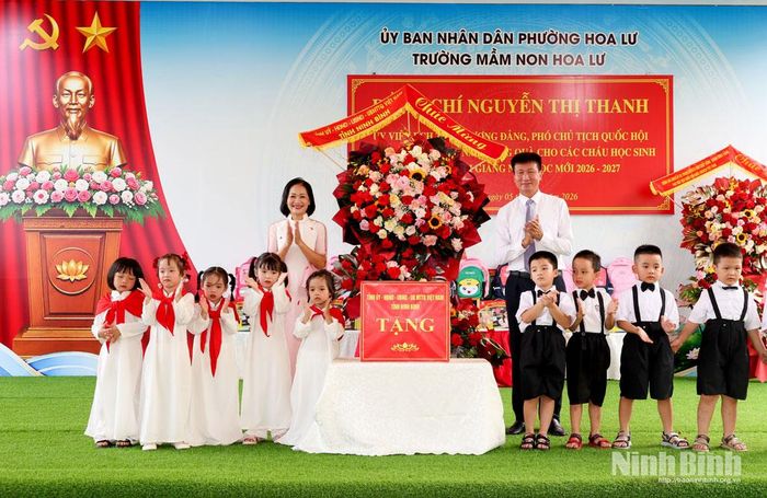 Đồng chí Trần Huy Tuấn, Ủy viên Trung ương Đảng, Bí thư Tỉnh ủy tặng hoa, quà chúc mừng Trường Mầm non Hoa Lư.