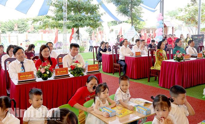 Các đại biểu dự chương trình thăm và tặng quà tại Trường Mầm non Hoa Lư.