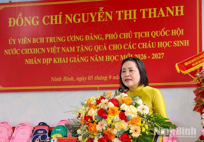 Đồng chí Nguyễn Thị Thanh, Ủy viên Trung ương Đảng, Phó Chủ tịch Quốc hội phát biểu tại buổi lễ.