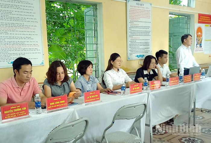 Cán bộ chuyên môn của phường trực tiếp hướng dẫn giải quyết thủ tục hành chính.