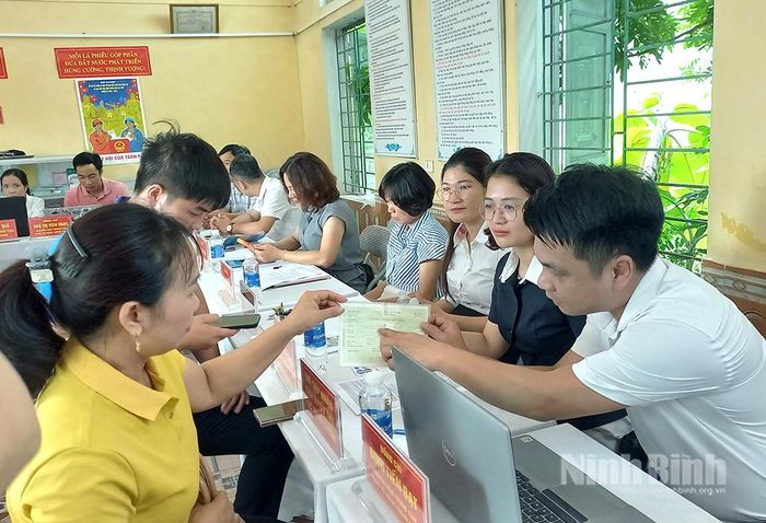 Cán bộ phường Lý Thường Kiệt hướng dẫn người dân giải quyết thủ tục hành chính.