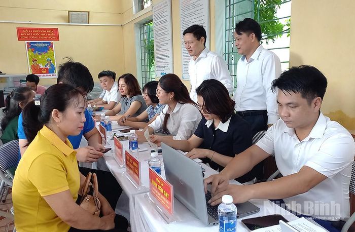 Lãnh đạo phường Lý Thường Kiệt theo dõi quá trình giải quyết thủ tục hành chính.