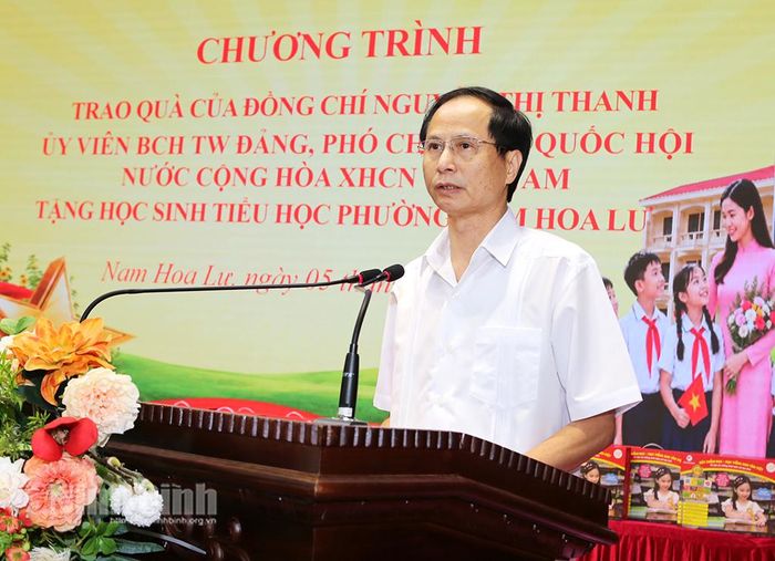 Đồng chí Bùi Thiện Thi, Tỉnh ủy viên, Bí thư Đảng ủy, Chủ tịch HĐND phường Nam Hoa Lư phát biểu tại chương trình.