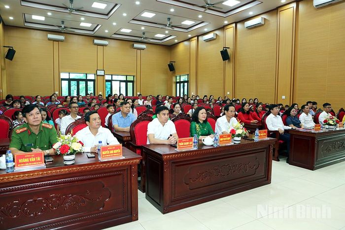 Các đại biểu dự chương trình trao quà.