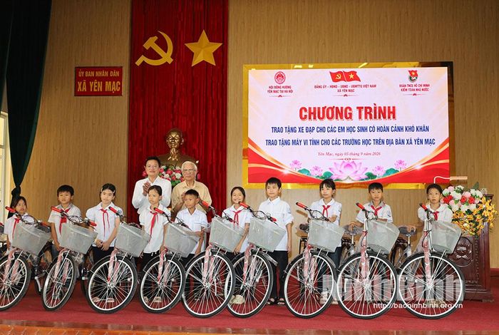 Ban Tổ chức chương trình trao tặng xe đạp cho các em học sinh có hoàn cảnh khó khăn.