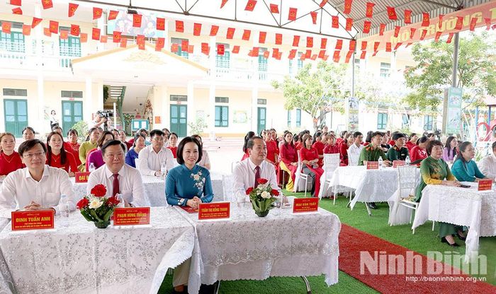 Các đại biểu dự chương trình.