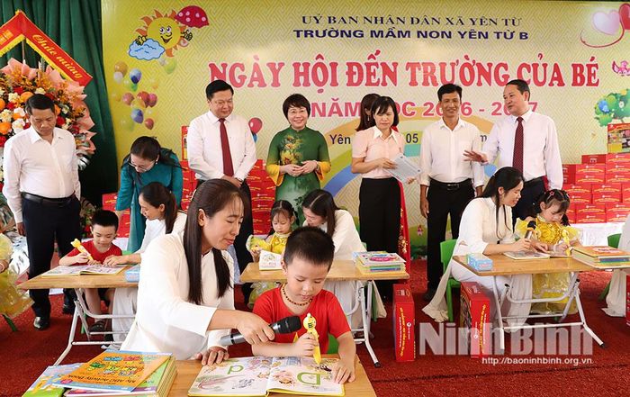 Các đại biểu tham quan, trải nghiệm thực tế ứng dụng bút chấm đọc học tiếng Anh.