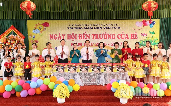Đồng chí Mai Văn Tuất, Phó Bí thư Tỉnh uỷ, Trưởng Đoàn ĐBQH tỉnh trao quà cho Trường Mầm non Yên Từ A và Trường Mầm non Yên Từ B.
