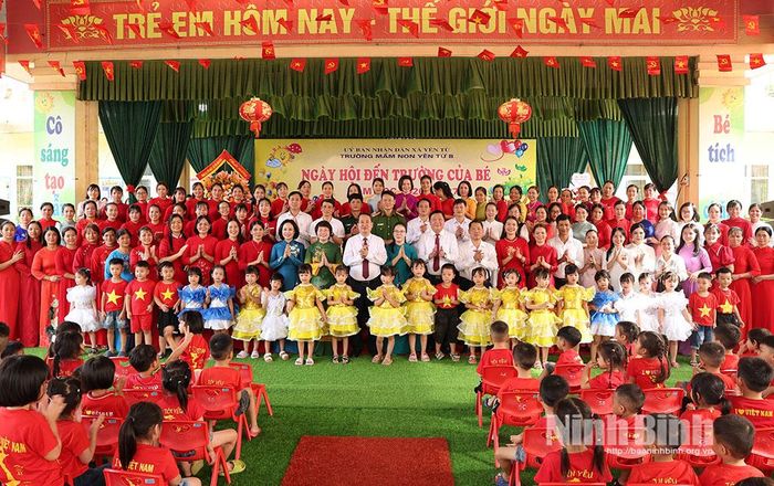 Đồng chí Mai Văn Tuất, Phó Bí thư Tỉnh uỷ, Trưởng Đoàn ĐBQH tỉnh cùng các đại biểu chụp ảnh lưu niệm với cô và trò hai trường mầm non của xã Yên Từ.