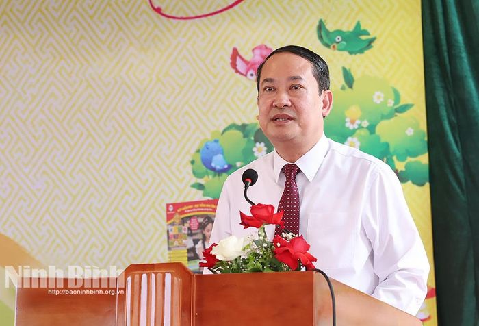 Đồng chí Mai Văn Tuất, Phó Bí thư Tỉnh uỷ, Trưởng Đoàn ĐBQH tỉnh phát biểu tại chương trình.