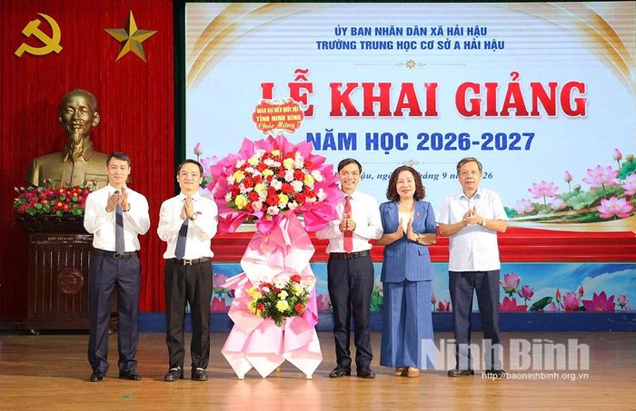 Đồng chí Lê Văn Thế, Tỉnh ủy viên, Phó trưởng Đoàn đại biểu Quốc hội tỉnh và đại biểu Quốc hội tỉnh tặng hoa chúc mừng Trường THCS A Hải Hậu nhân dịp năm học mới.