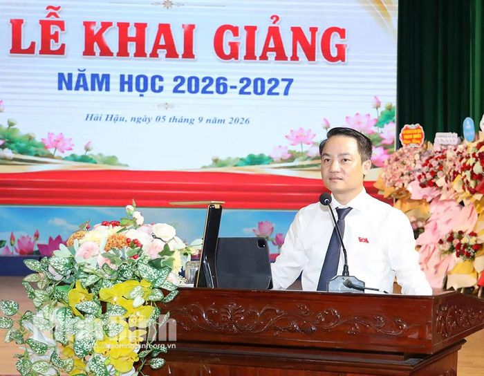Đồng chí Lê Văn Thế, Tỉnh ủy viên, Phó trưởng Đoàn đại biểu Quốc hội tỉnh phát biểu tại buổi lễ.