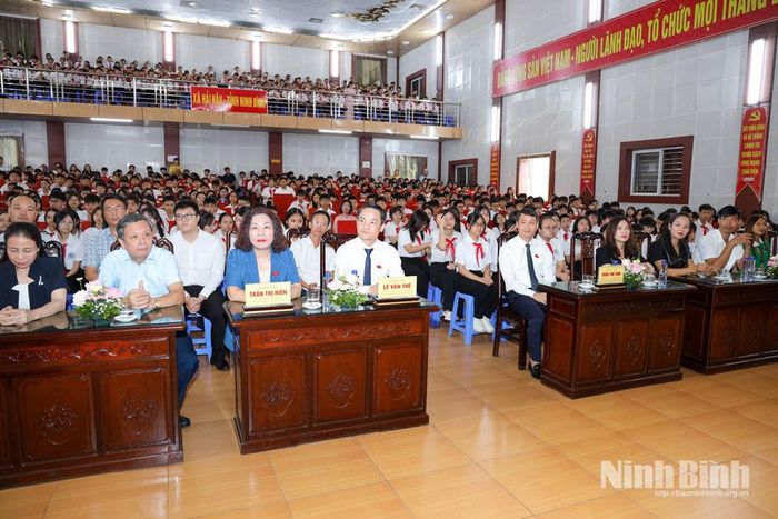 Các đại biểu dự buổi lễ.