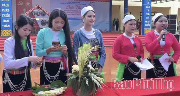 Trường THPT Quyết Thắng (xã Quyết Thắng) tổ chức cho học sinh thi trình diễn trang phục, têm trầu...