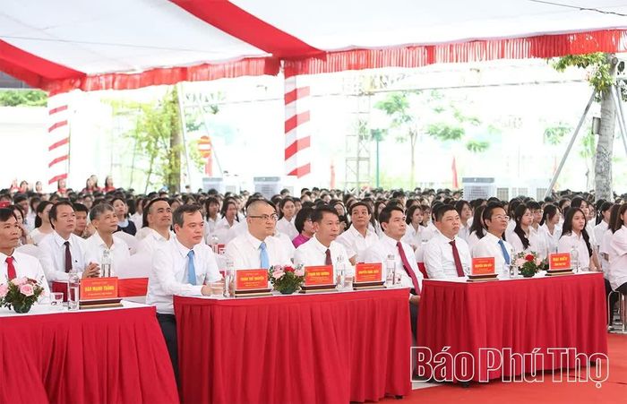 Các đại biểu dự Lễ khai giảng trực tuyến tại điểm cầu Phú Thọ.