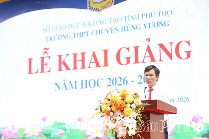 Đại diện Ban Giám hiệu Trường THPT Chuyên Hùng Vương báo cáo nhiệm vụ trọng tâm năm học 2026-2027.