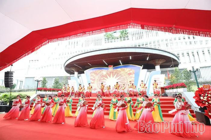 Tiết mục văn nghệ do học sinh Trường THPT Chuyên Hùng Vương dàn dựng công phu, đặc sắc. 