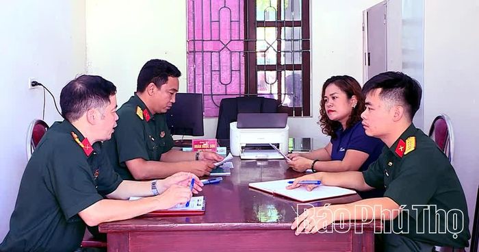 Phóng viên PTV làm việc với Ban CHQS xã Chân Mộng.