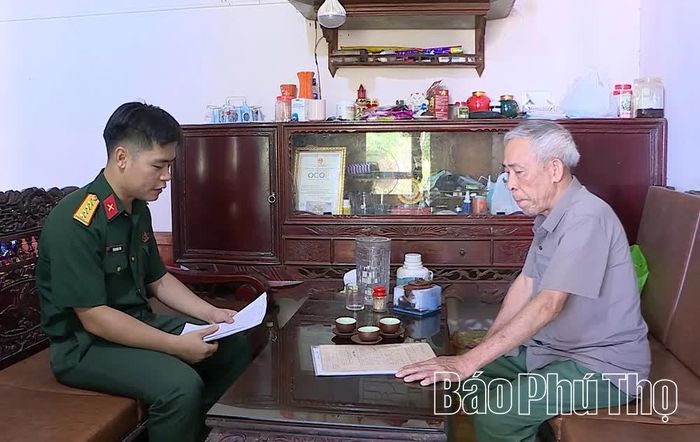 Cán bộ Ban CHQS xã Chân Mộng làm việc với ông Nguyễn Văn Vân.