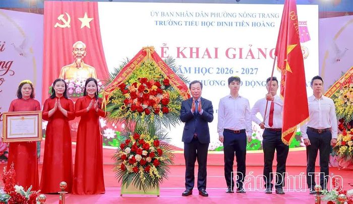 Đồng chí Phó Bí thư Thường trực Tỉnh ủy Bùi Văn Quang tặng lẵng hoa chúc mừng nhà trường.